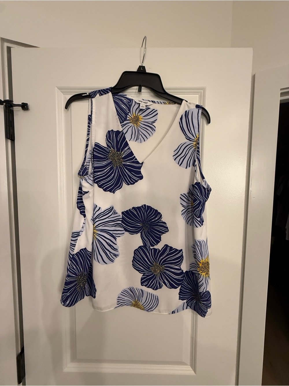 Nine West White Sleeveless V-Neck Top with Blue Floral Print
